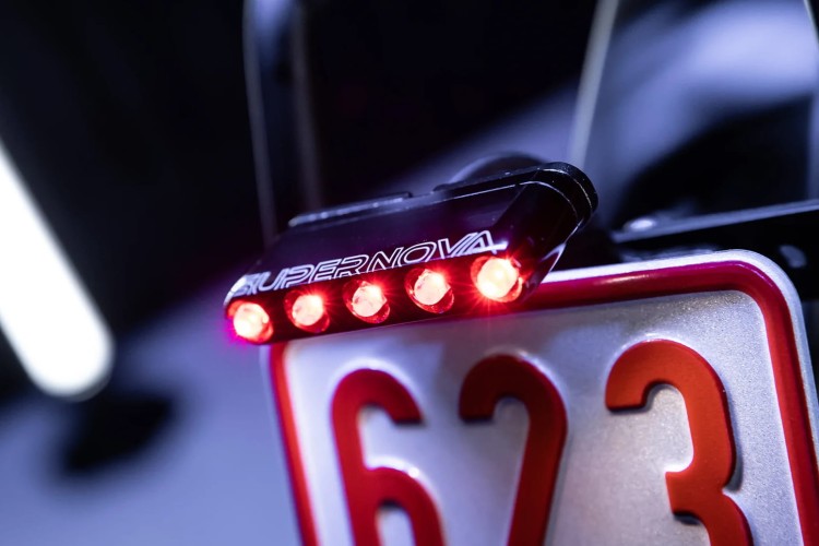 lampka-tylna-supernova-m99-sklepebike.pl.jpg